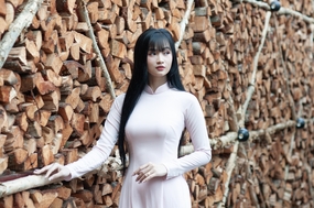 亚洲白色奥黛长直发美女图片